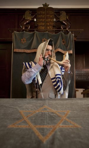 Miesiąc Elul poprzedzający Rosz ha-Szana czyli żydowski Nowy Rok,  rabin Yehoshua Ellis gra na szofar. Katowice 2012